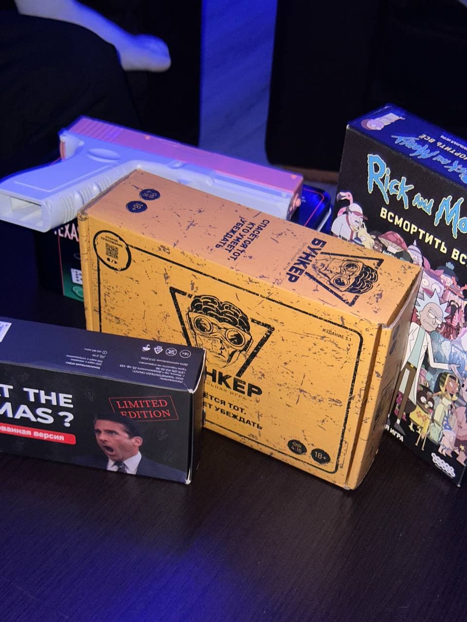 Настольные игры на столе: Бункер, Rick and Morty и другие