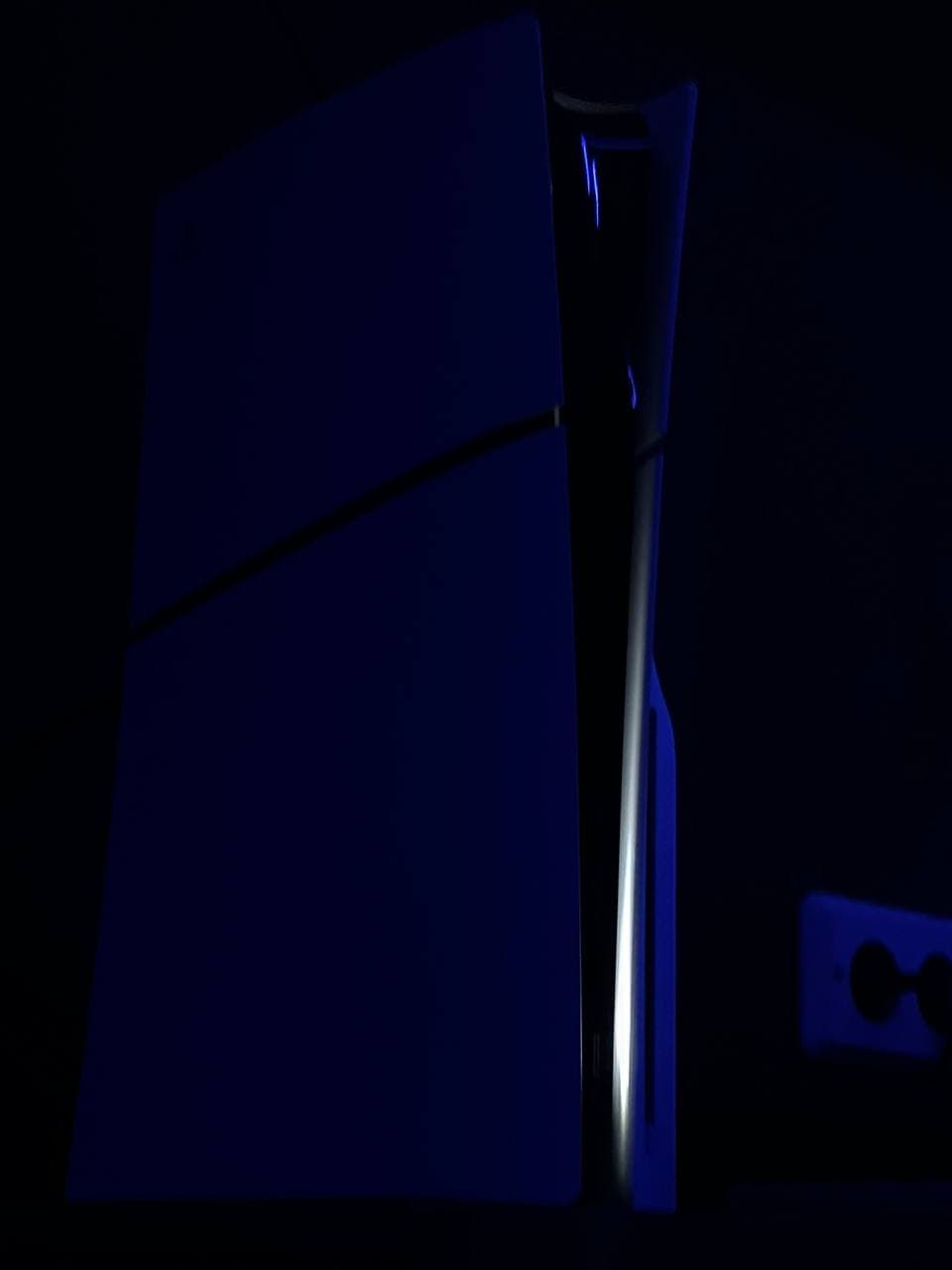 PlayStation 5 Slim с синей подсветкой в игровой комнате Nexx.by