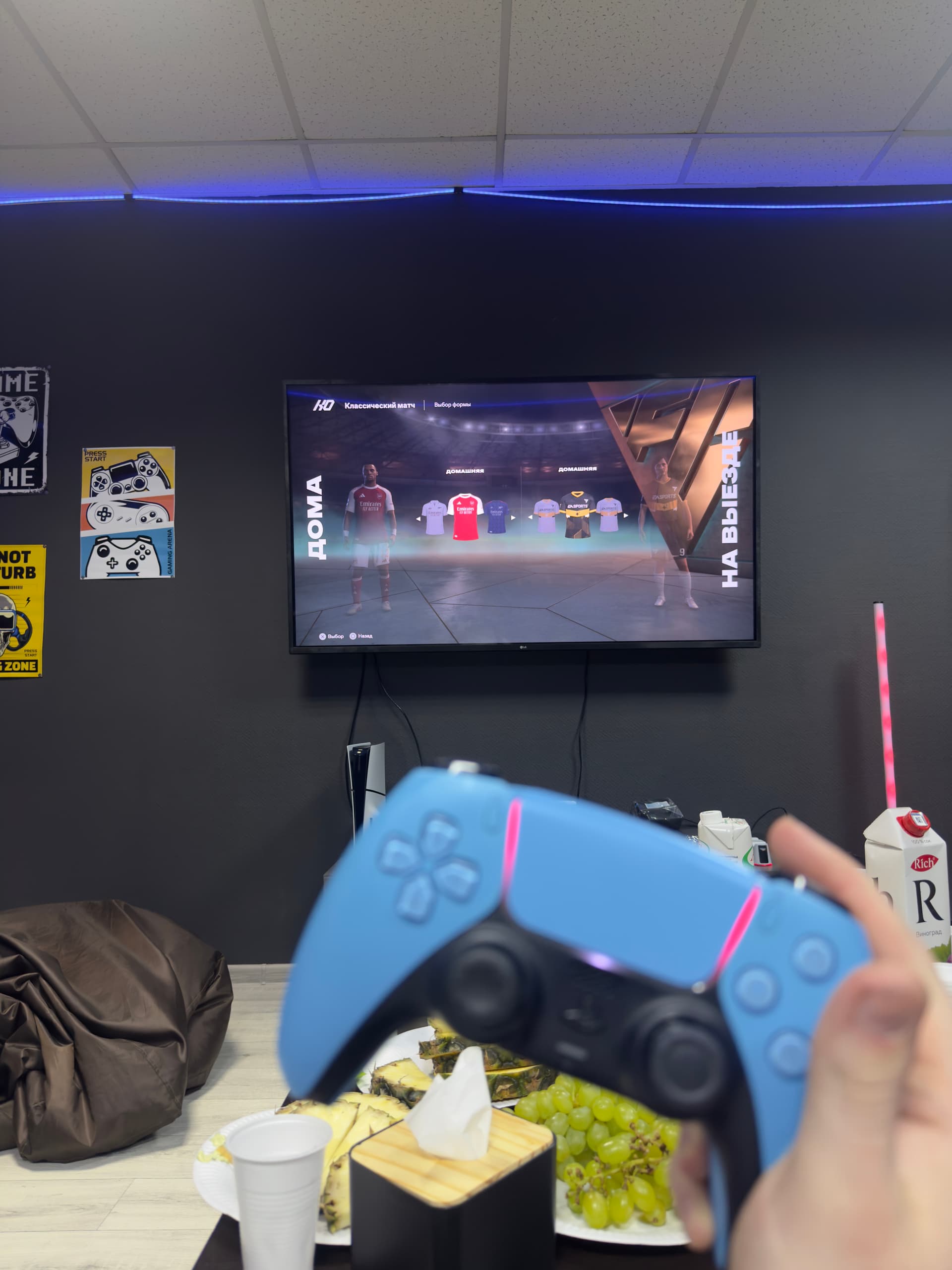 Геймпад DualSense PS5 и экран с игрой в комнате Nexx.by