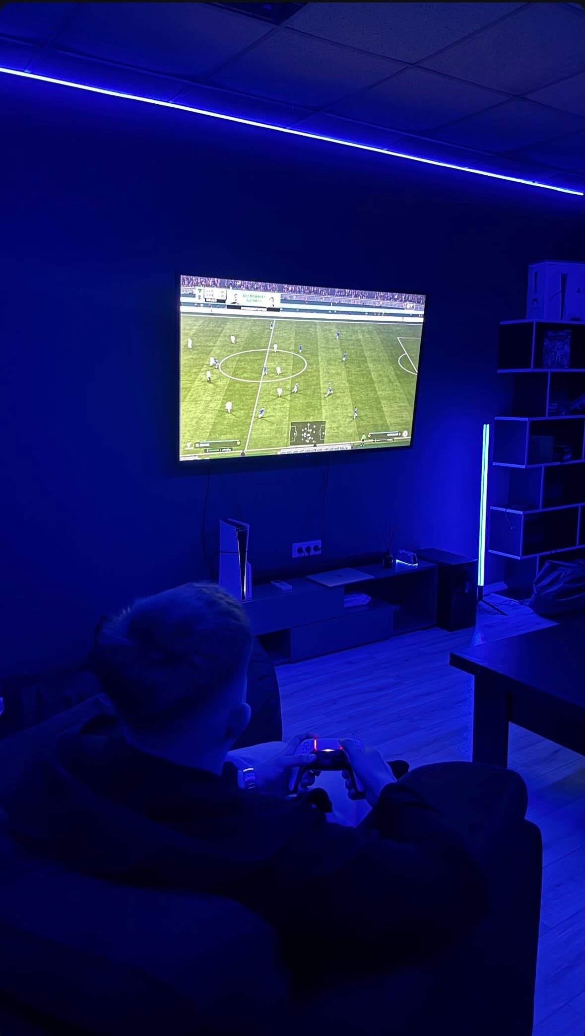 Игровая комната Nexx.by — вид из зала, синяя подсветка, PS5 и большой экран