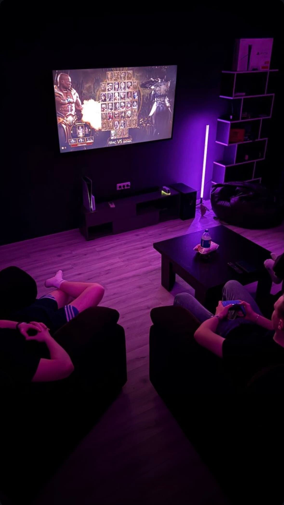 Компания друзей играет в Mortal Kombat в Nexx.by — фиолетовая подсветка