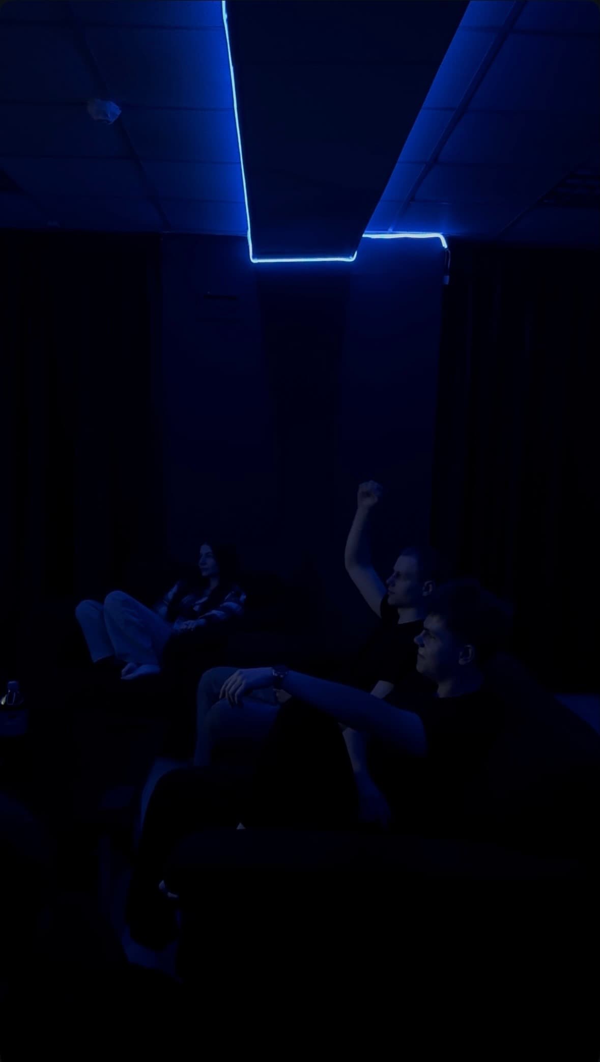 Группа в игровой комнате Nexx.by с синей LED-подсветкой