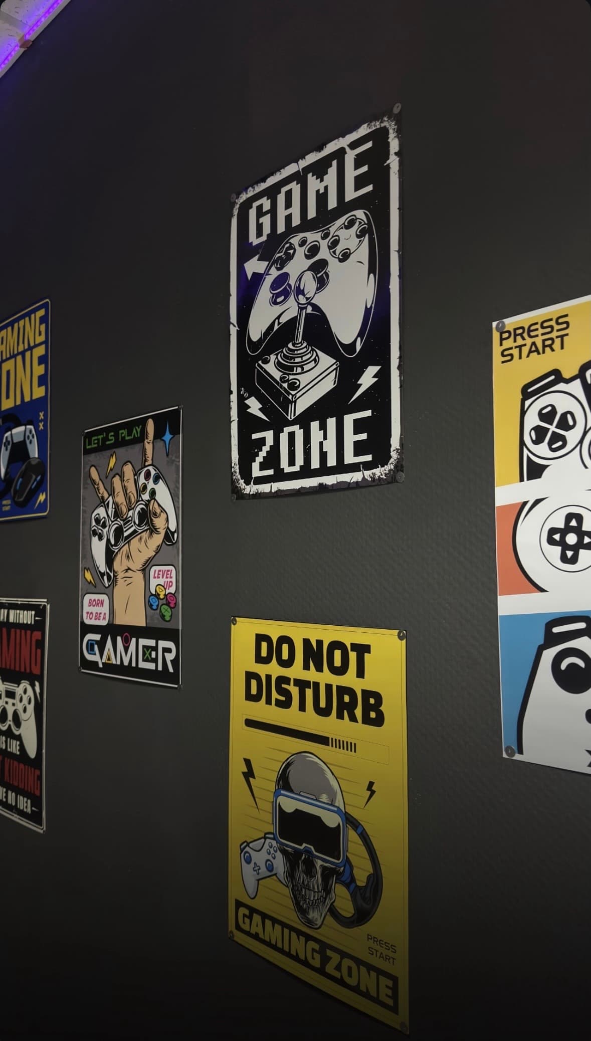 Постеры на стене игровой комнаты Nexx.by: Game Zone, Do Not Disturb, Press Start