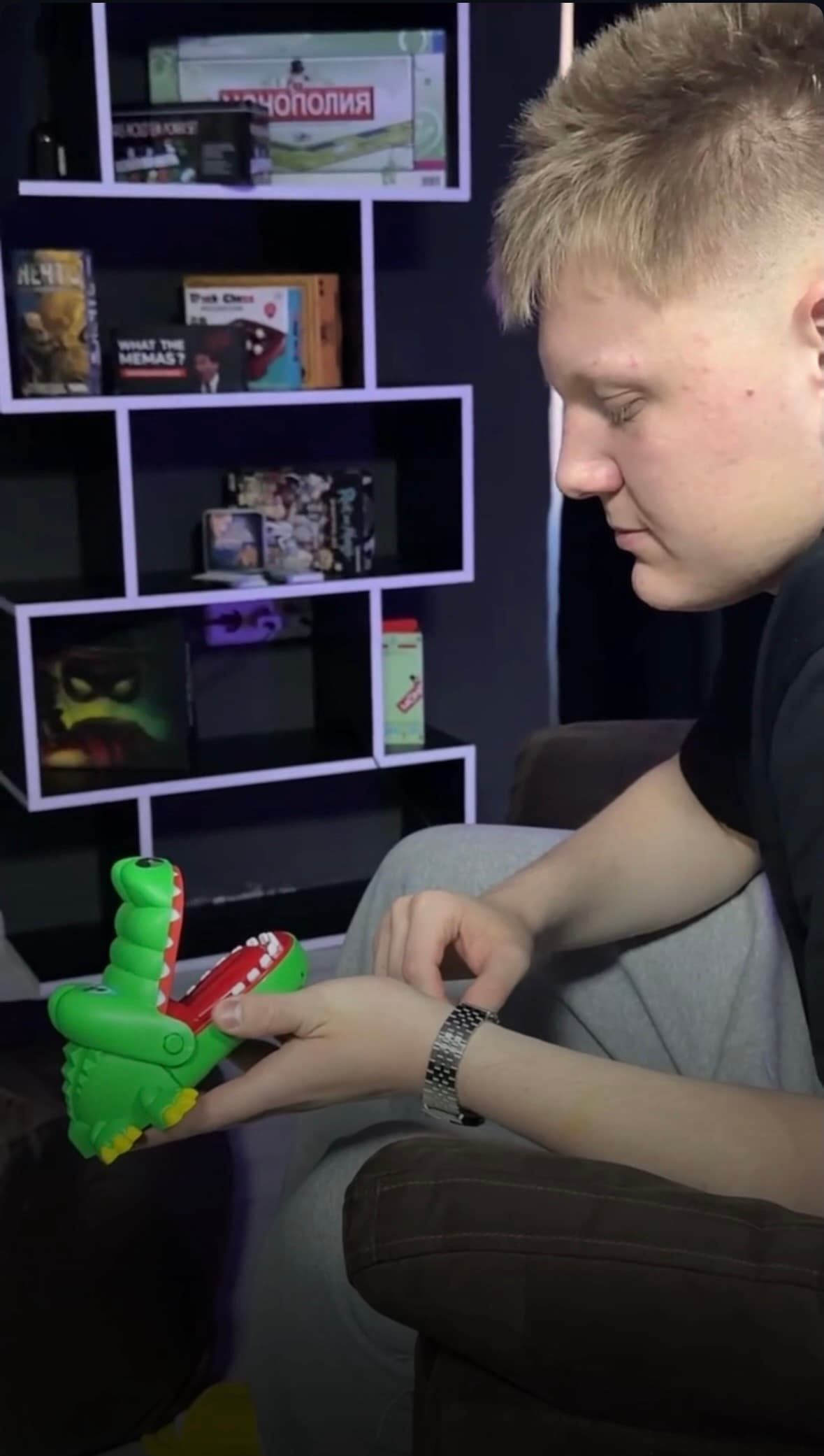 Полка с настольными играми в Nexx.by: Монополия, What the Memas и другие